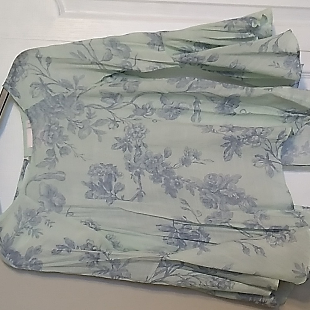 Flutter sleeved flowered top